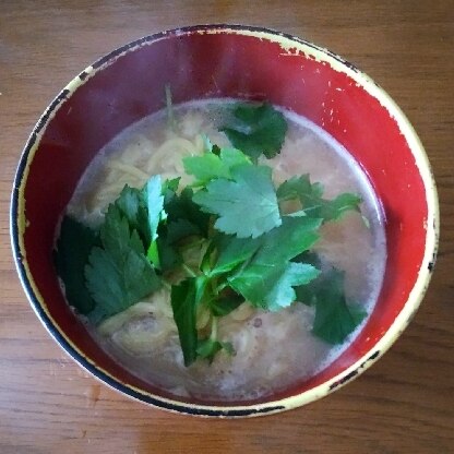 おはようございます！コムタンスープに生麺を茹でて加えてみました^^とってもおいしかったです^^ごちそうさまでした。みつば入り。